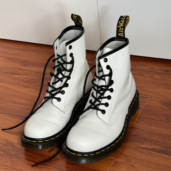 Dr Martens 1460 8 Eye Smooth Boot - White *LIKE NEW* - Picture 1 of 11